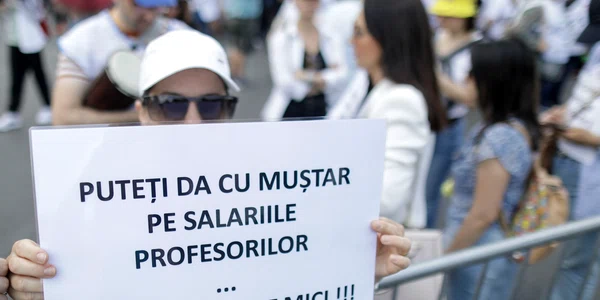 Protestul organizat de sindicaliștii din domeniul educației și susținătorii acestora în Piața Victoriei din București. FOTO Inquam Photos / Octav Ganea
