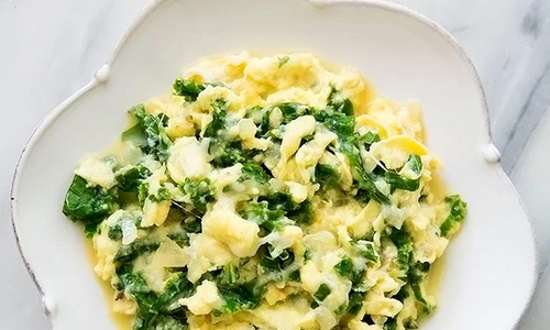 Oua jumari cu frunze de kale si mozzarella jpeg