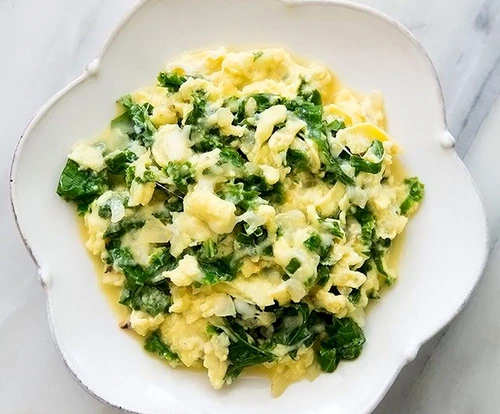 Oua jumari cu frunze de kale si mozzarella jpeg