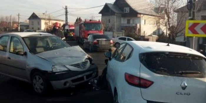 FOTO Trei persoane rănite într-un accident petrecut la Moşoaia, în Argeş