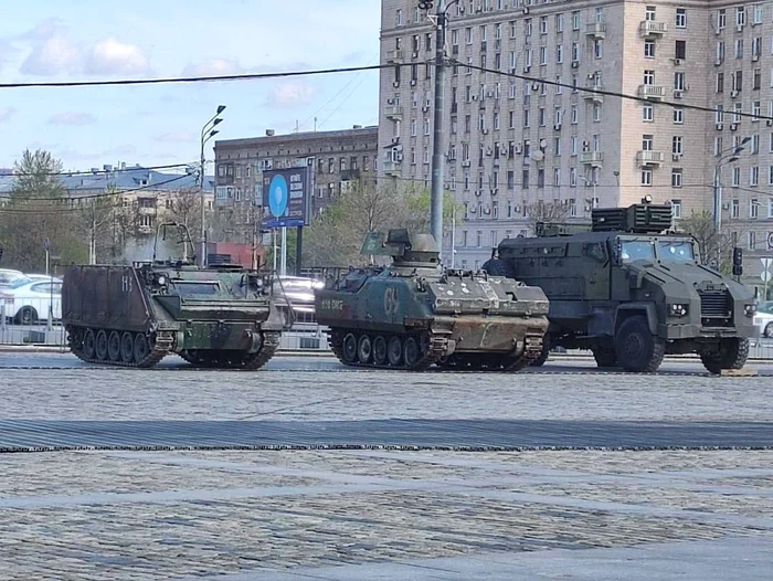 Kremlinul a mobilizat vehicule blindate în centrul Moscovei. FOTO: X/@venik44