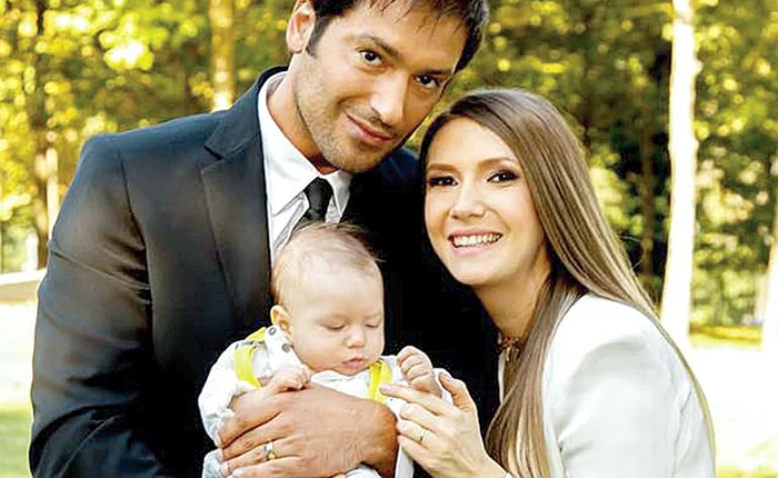 Radu Vâlcan şi Adela Popescu l-au creştinat duminică pe Alexandru