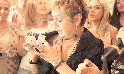 Anca Pandrea a băut  vreo trei pahare cu  whisky în doar  câteva ceasuri (FOTOGRAFII: ROBERTO SĂLCEANU) jpeg