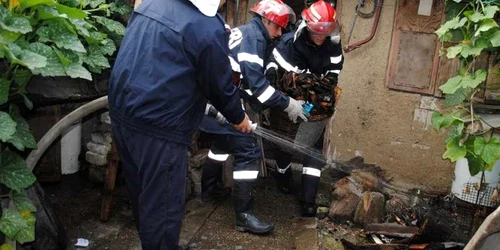 Incendiul a izbucnit din cauza suprasolicitării coşului de fum