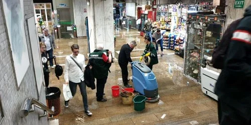 Apa metrou Aviatorilor FOTO Adrian Pogingeanu