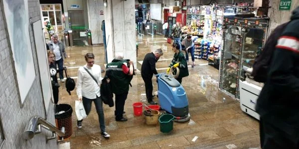 Apa metrou Aviatorilor FOTO Adrian Pogingeanu 