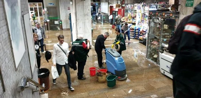 Apa metrou Aviatorilor FOTO Adrian Pogingeanu 