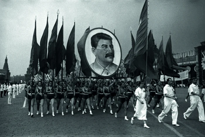 Moscova, 1940. „Ziua sportivului” este sărbătorită printr-o paradă sportivă în Piața Roșie din Kremlin (foto: Ghetty Images)