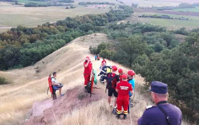 Tânărul a fost coborât cu ajutorul pompierilor