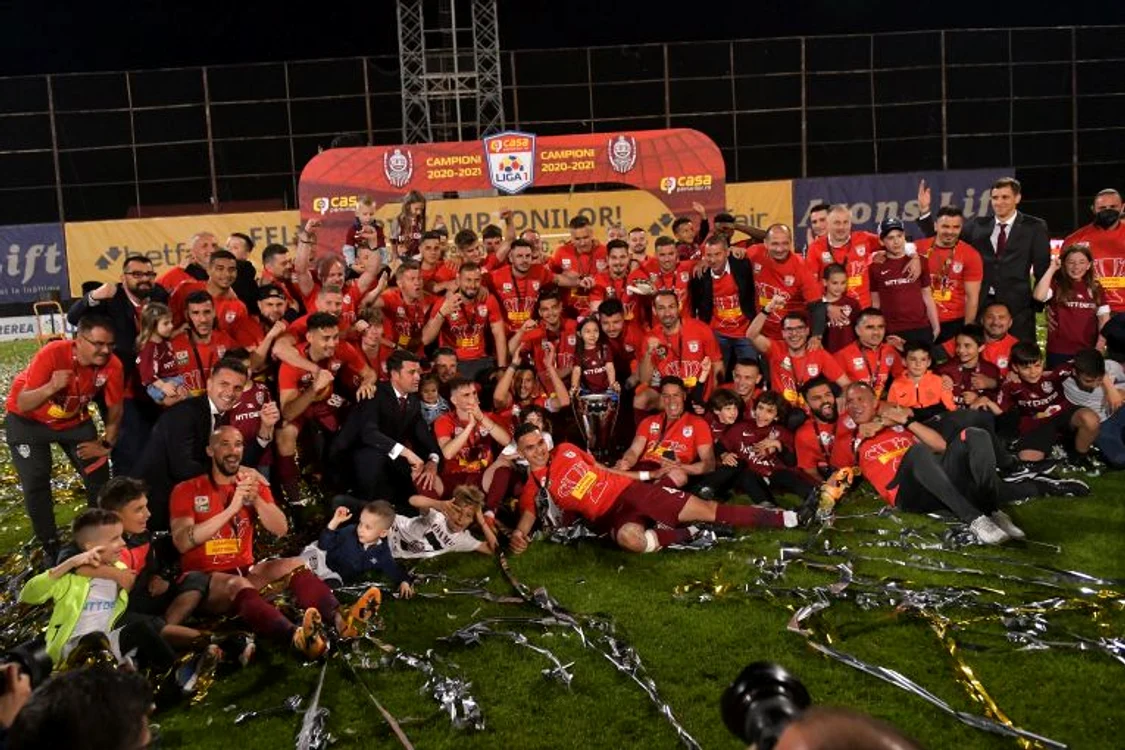 CFR Cluj a primit pentru a patra oară trofeul de campioanăFOTO: Sportpictures.eu