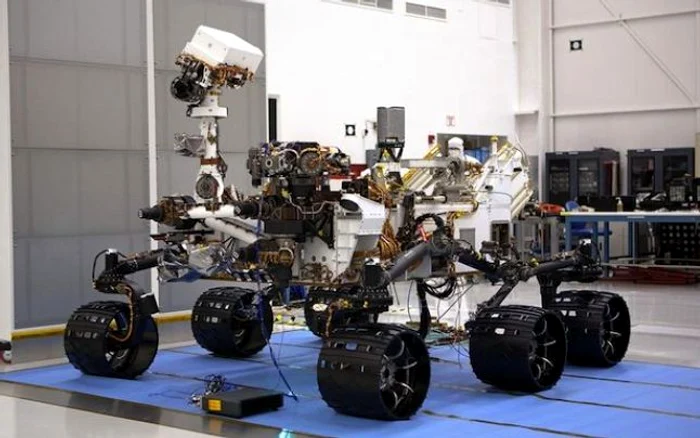 Robotul Curiosity, în laboratoarele NASA. FOTO: NASA