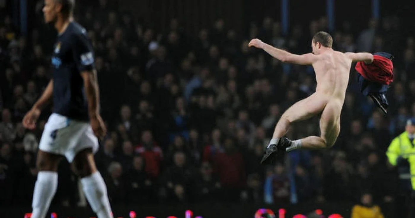 Un spectator gol a pătruns pe un teren de fotbal în Anglia FOTO sport24.com