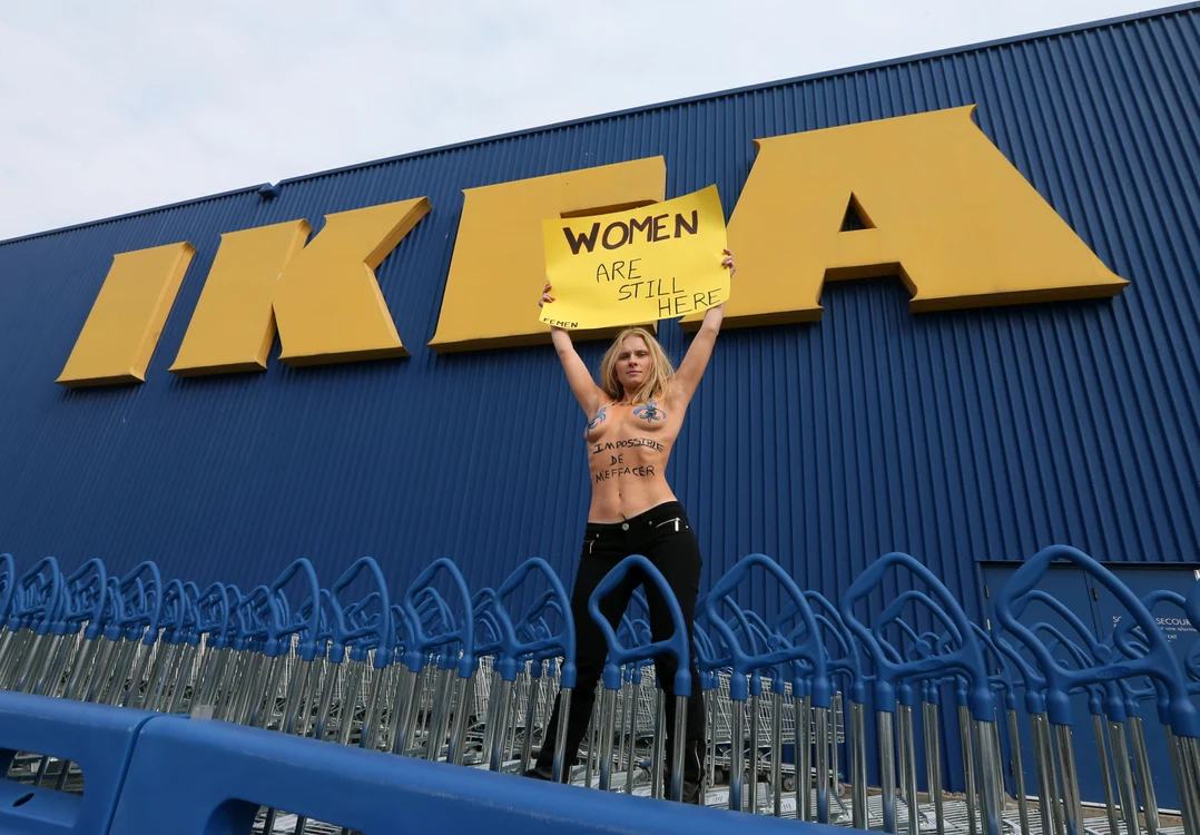 
    Femen a protestat într-un magazin din Canada  