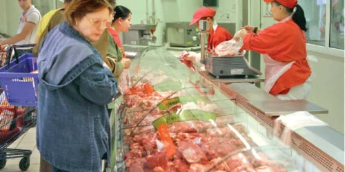 Carnea din magazine este avizată sanitar-veterinar, dar poate să nu fie proaspătă 