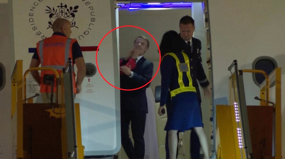 Semnul că Macron a fost „furios” pe soția sa, după ce l-a împins în avion. Trecutul tumultuos al cuplului prezidențial