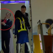 Emmanuel Macron împins de soție FOTO Profimedia 