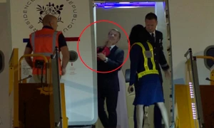 Emmanuel Macron împins de soție FOTO Profimedia
