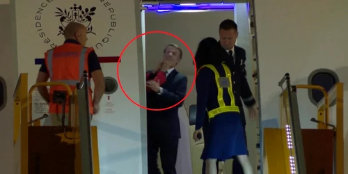 Emmanuel Macron împins de soție FOTO Profimedia