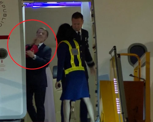 Emmanuel Macron împins de soție FOTO Profimedia 
