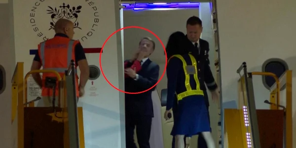 Emmanuel Macron împins de soție FOTO Profimedia 