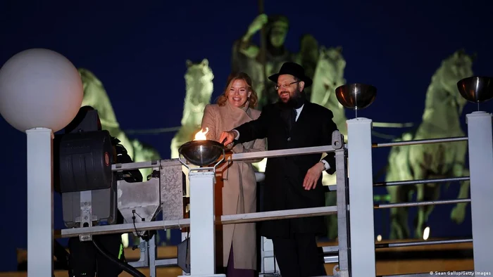 Aprinderea lumânărilor de Hanuka, în decembrie, la Poarta Brandenburg, cu președinta Bundestagului