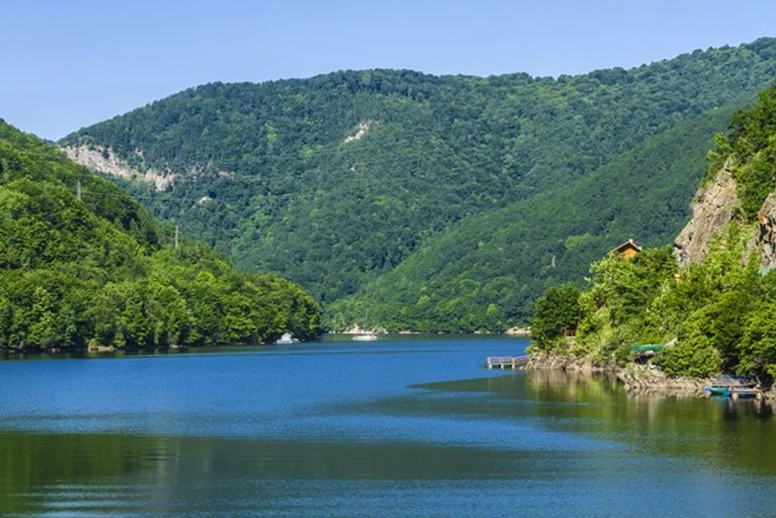 
    În jurul Lacului Tarnița este rezervație naturală  