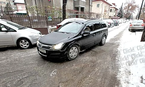 Şos  Pantelimon  Peticeala de mântuială a dus la formarea  aceste gropi, care e în continuă expansiune   Acum măsoară 1,8 metri lungime jpeg