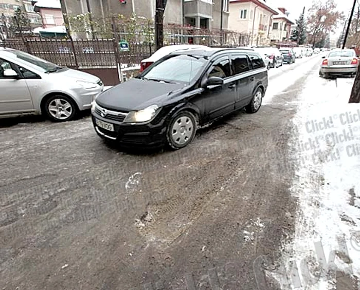 Şos. Pantelimon Peticeala de mântuială a dus la formarea aceste gropi, care e în continuă expansiune. Acum măsoară 1,8 metri lungime