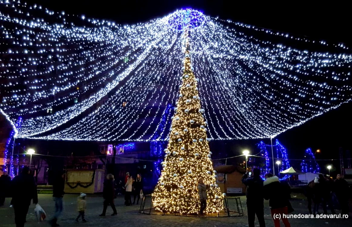 Iluminat festiv în Hunedoara. FOTO: ARHIVĂ. ADEVĂRUL.