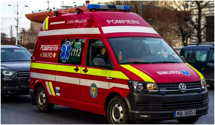 O adolescentă de 16 ani, din Roman, a căzut de la etajul 2.