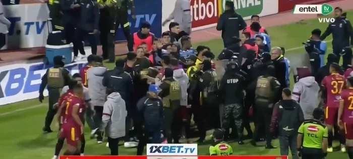 Haos total pe stadion  Foto/Captură Futbol Canal