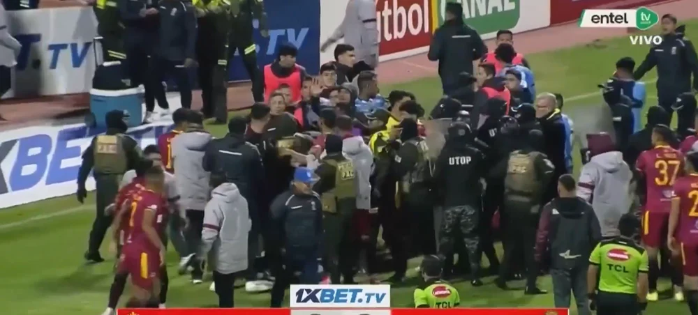 Bătaie demnă de film între jucători, urmată de 17 cartonașe roșii. Intervenția fabuloasă a forțelor de ordine, după ce și-au împărțit pumni în sferturile Cupei