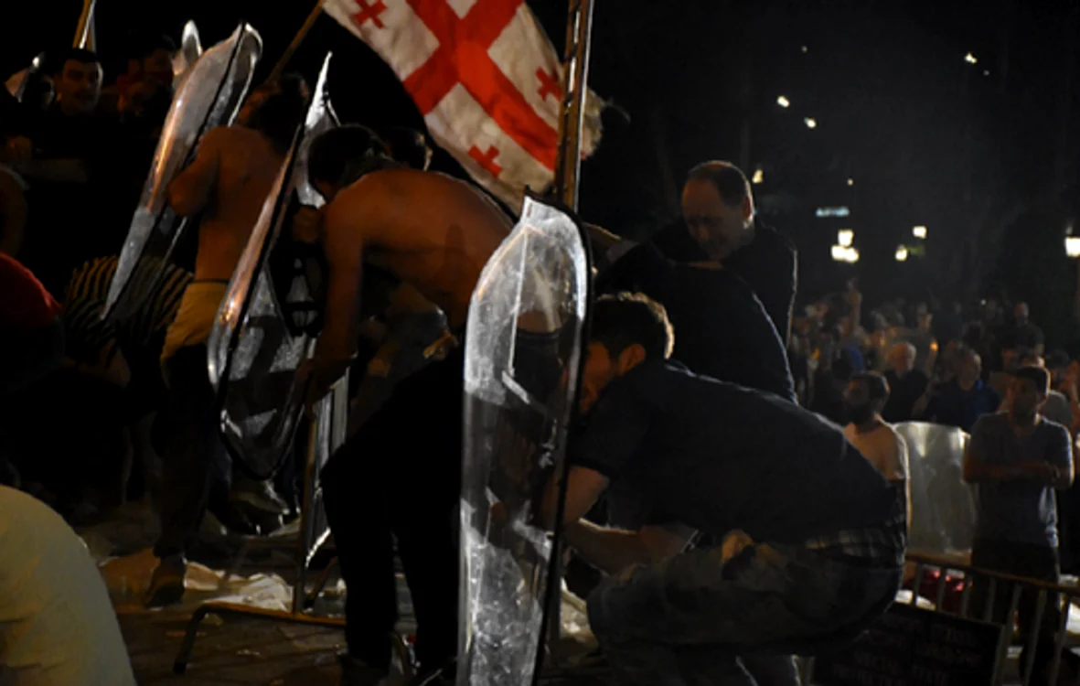 
    Preşedintele Parlamentului georgian demisionează după o noapte de manifestaţii violenteFoto News.ro  