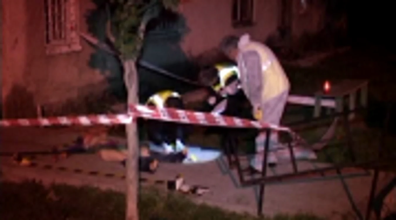 Criminaliştii au descoperit 14 lovituri de cuţit pe trupul femeii. FOTO: Dinu ZARĂ