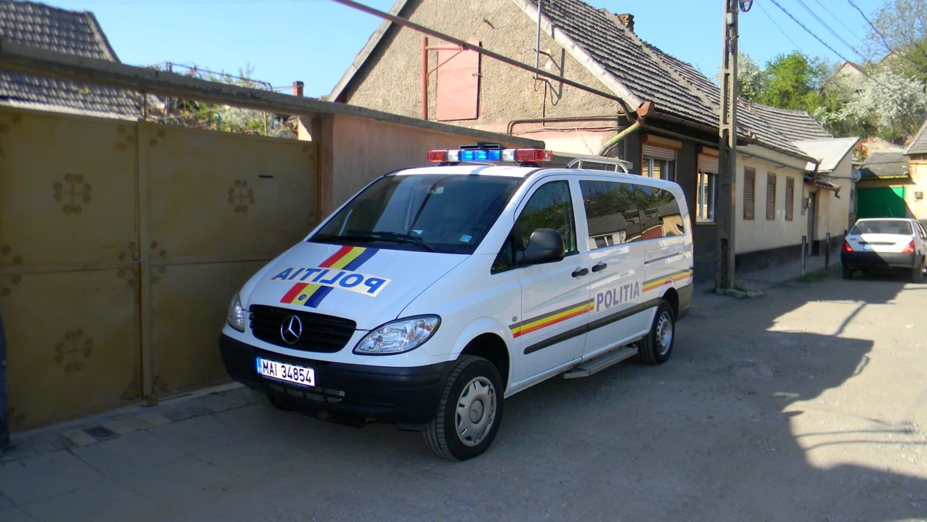 Poliţiştii caută tutun de contrabnadă
