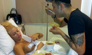 Loredana Chivu, imediat după operaţia la sâni, alături de Adrian Pescariu  (Foto: arhiva personală) jpeg