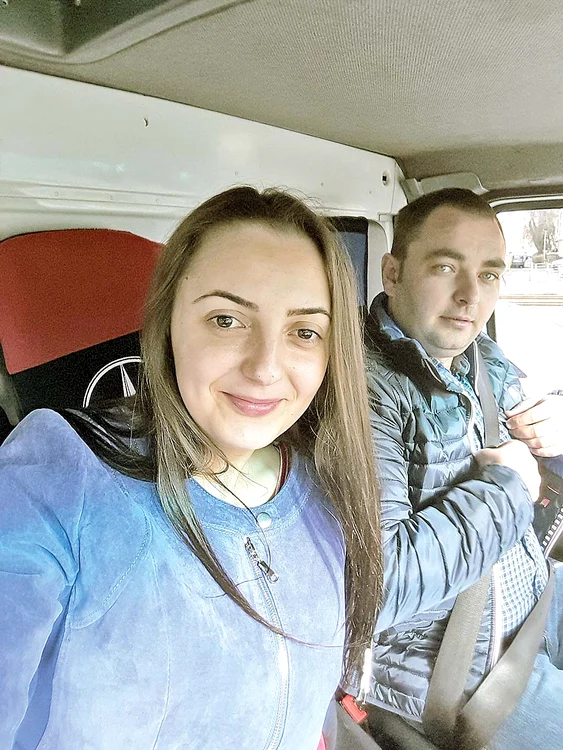 Împreună cu iubitul,  în “garsoniera” pe roţi