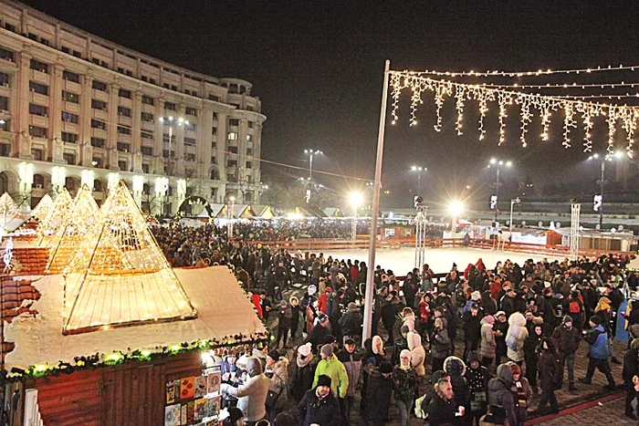 Lângă bradul înalt de 30 de metri este un patinoar