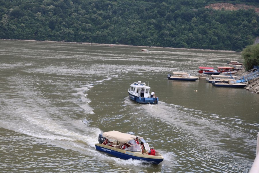 Tragedie după banchet: un tânăr de 18 ani a fost găsit înecat în Dunăre. Ieșise să vadă răsăritul
