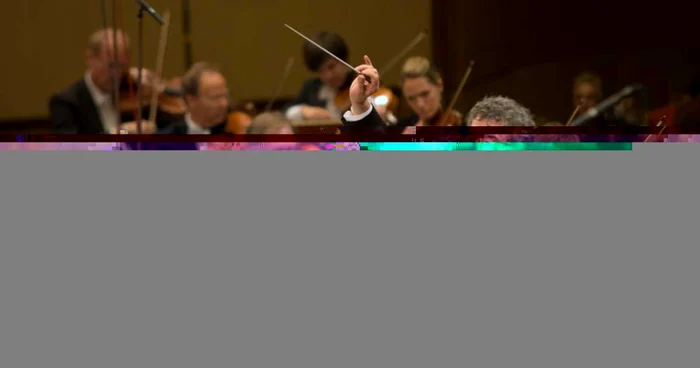 Dirijorul Semyon Bychkov alături de Filarmonica din München FOTO: Sergiu Iczkovits