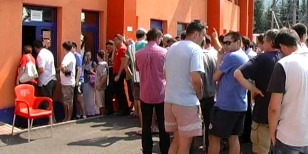 Coada de microbiști s-a format luni la prânz odată cu deschiderea casei de bilete
