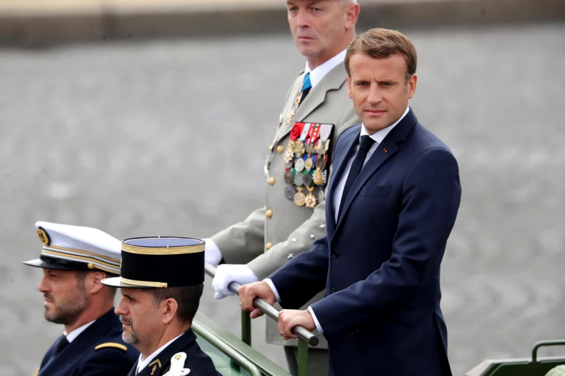 Emmanuel Macron inspectand trupele franceze FOTO EPA-EFE