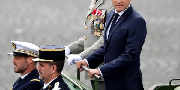 Emmanuel Macron inspectand trupele franceze FOTO EPA-EFE
