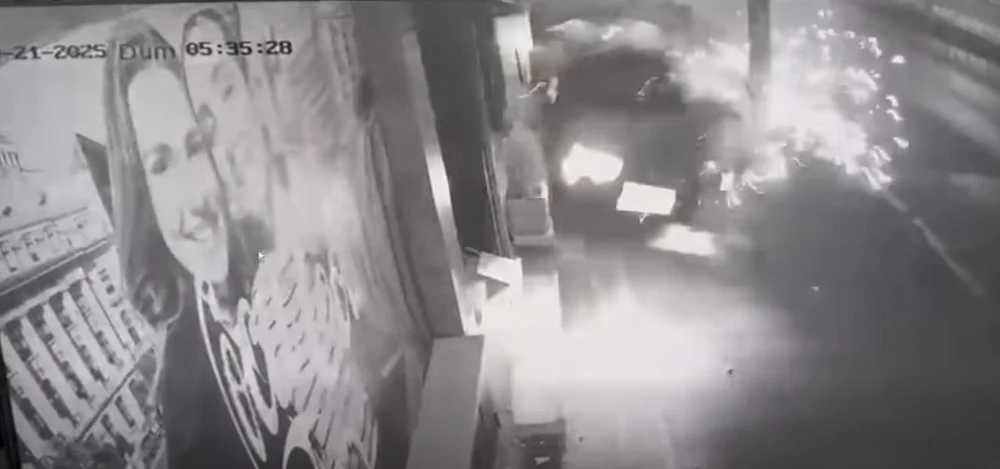 Momentul în care un congolez beat intră într-un refugiu de tramvai, lovește un stâlp și se oprește într-un gard, pe Șoseaua Chitilei