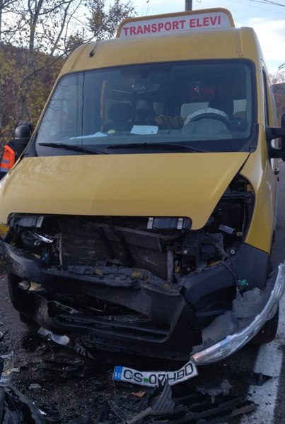 Microbuz şcolar implicat într-un accident rutier. Un copil de 12 ani şi o femeie au fost răniţi
