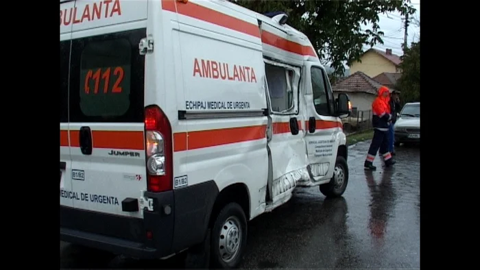 Aceasta este a treia autospecială a Serviciului de Ambulanţă Vâlcea implicată într-un accident rutier, în acest an. Foto Adevărul