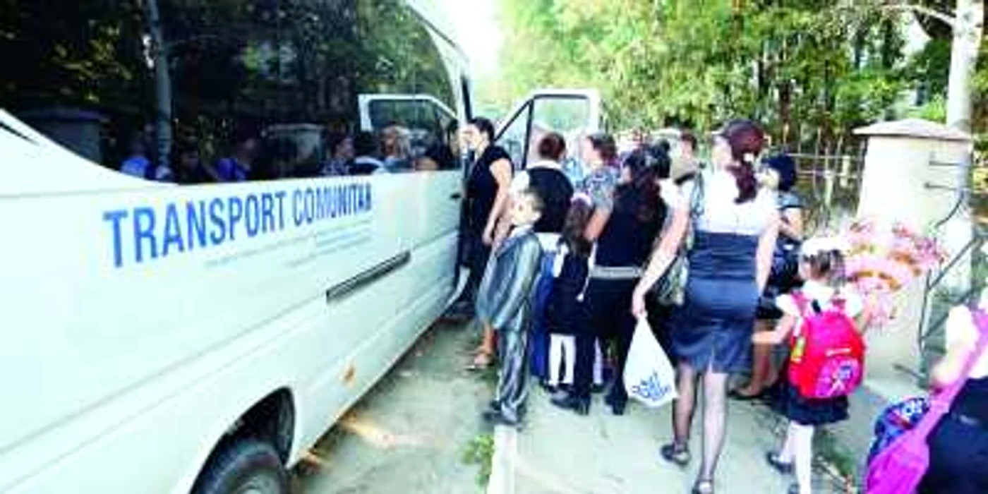 Primii pasageri ai autobuzului comunitar au fost picii din clasa întâi