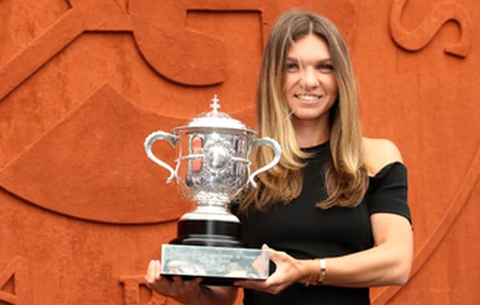 Halep, cu trofeul de la French Open