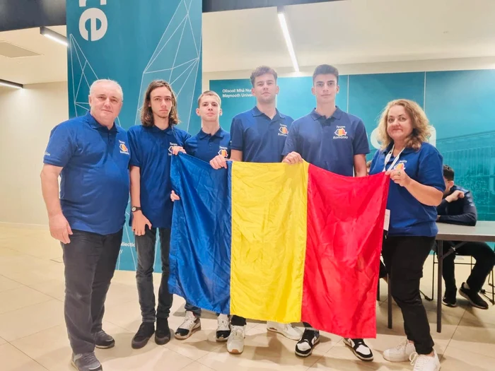 Lotul României și profesorii coordonatori FOTO: Facebook/Ministerul Educației