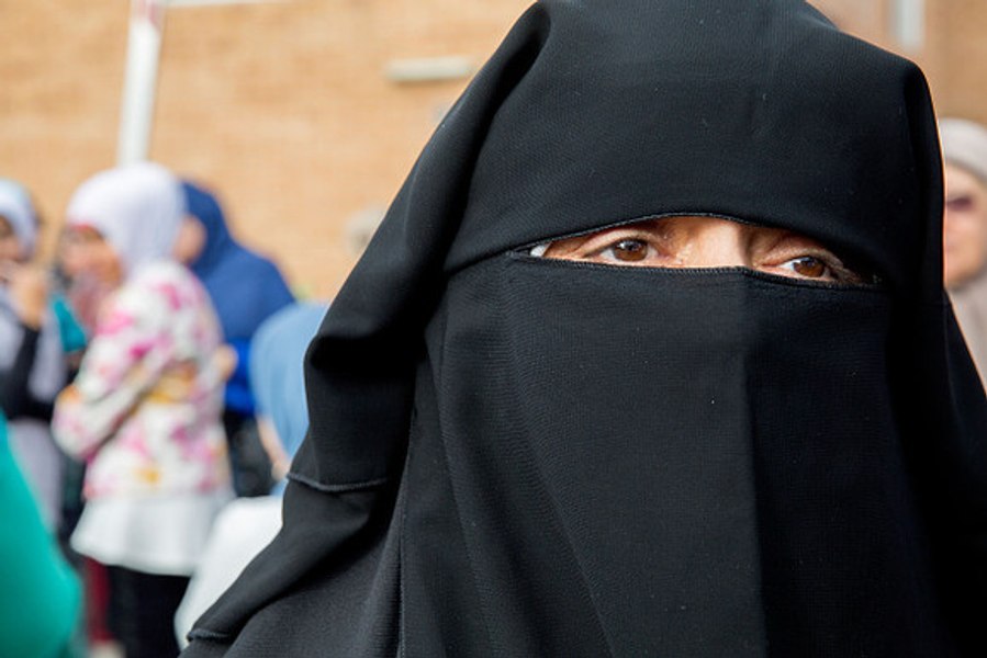 Iran. Un proiect de lege trimite femeile la închisoare timp de 10 ani dacă nu poartă vălul islamic „hijab“